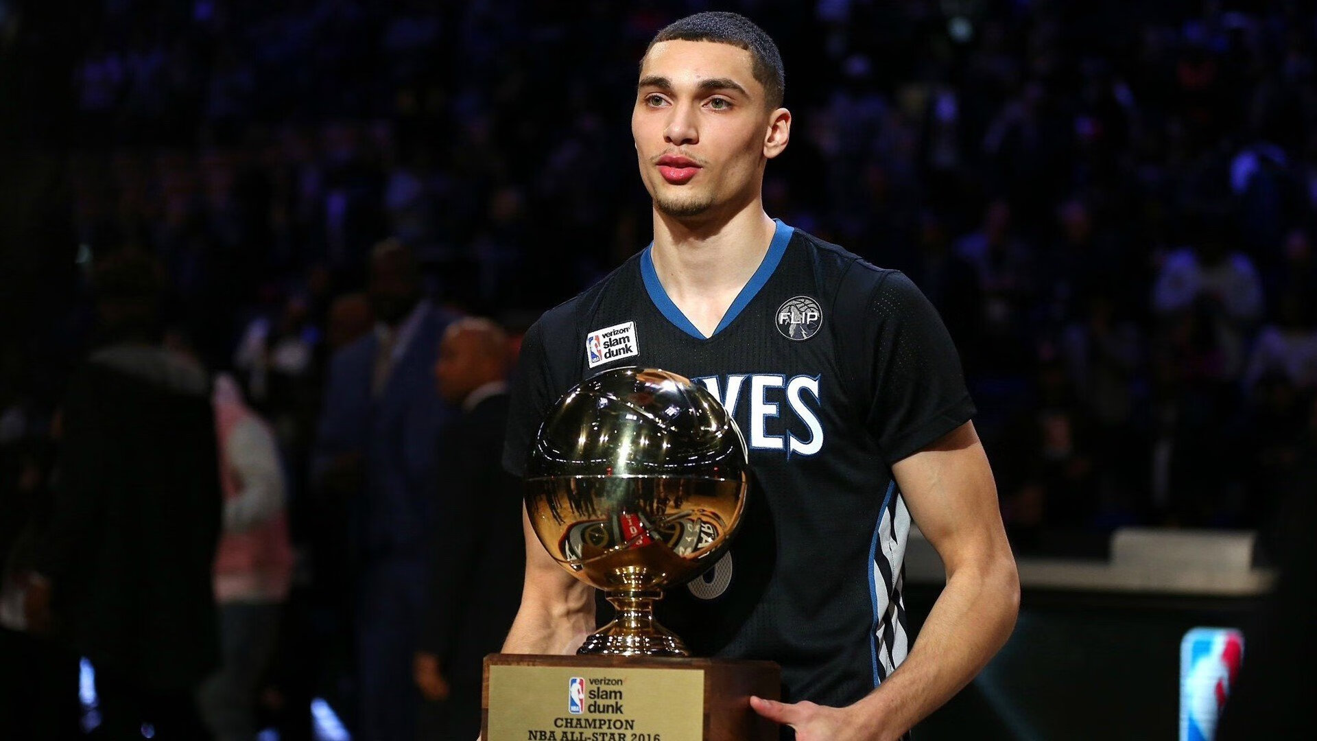 世界杯球迷村日夜不息 各国球迷交换球衣成社交常态